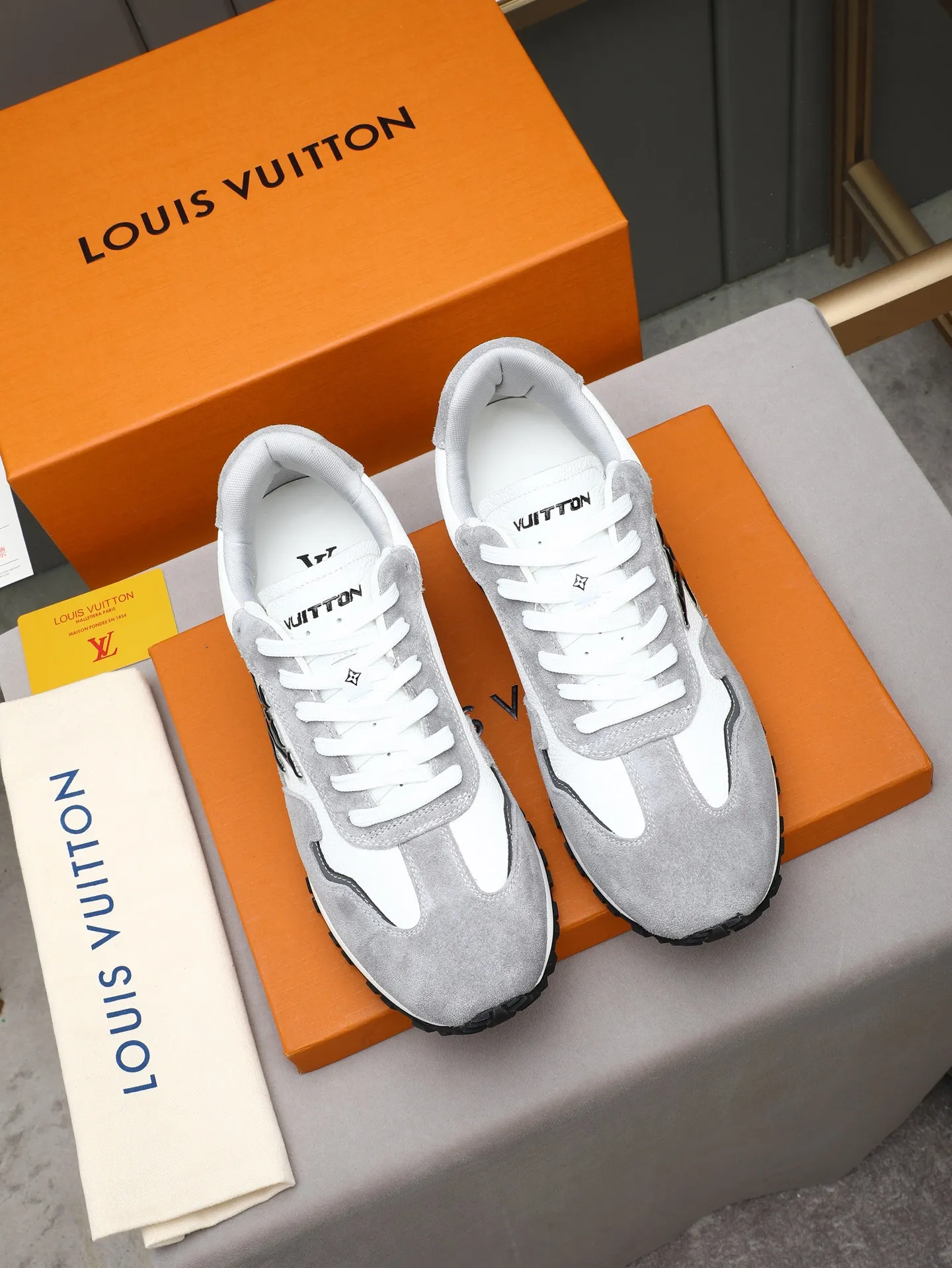 PP600 Louis Vuitton LV Run Men's Sports Shoes LV Run men's sports shoes are made of cowhide leather, low-key and luxurious. The tongue and heel are embellished with classic logos, giving it a full sense of hierarchy. The rubber sole has strong grip and wear resistance, suitable for daily wear or light sports scenes, and has a full sense of quality🎬size: 39-44 (customized at 38.45.46)